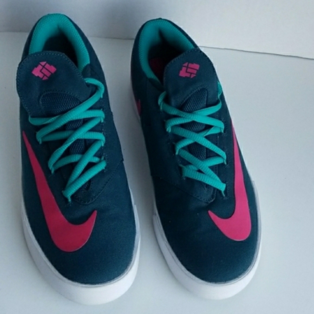 Nike - Picture 4 of 5